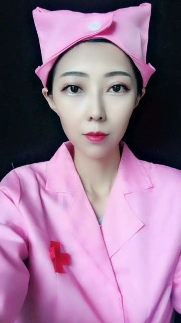 护士阿姨下班打扮自己变漂亮小姐姐