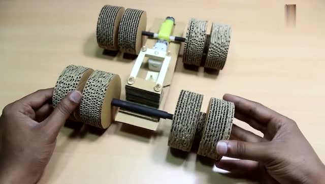 用纸板diy约翰迪尔拖拉机,外形非常酷,看看他是怎么做的