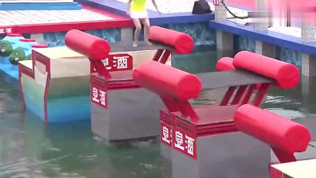 高挑女学生来水上闯关,居然疏忽转盘厉害不幸落水