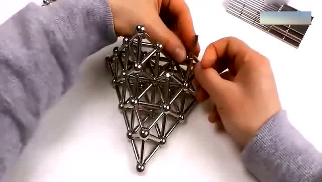 用磁铁和钢珠搭出高难度的金字塔,太好玩了,马上就想买一个了!