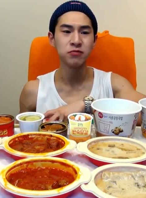 韩国大胃王奔驰小哥吃便利食品吃的好满足