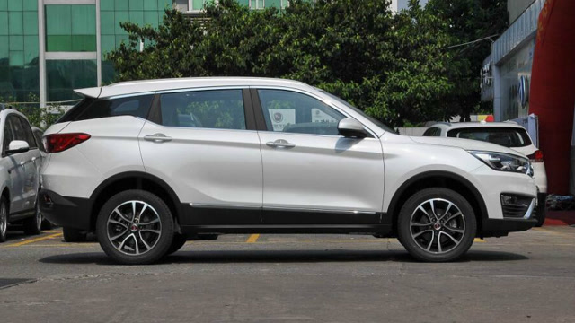 宝马x3遇到硬茬子汉腾新车配全景天窗比奔驰还漂亮不足6万