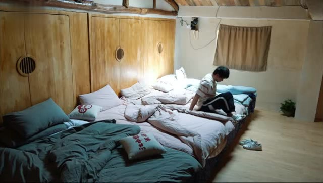 彭彭一觉醒来发现房间里空无一人,一时着急大喊:你们人呢,哪去了