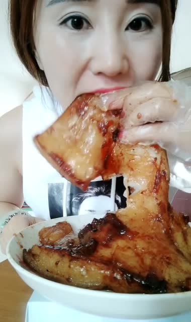 刚出锅的大肥肉,大姐吃的满嘴流油,吃的太香了