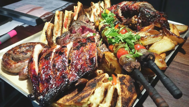 在伦敦街头品尝来自南非的美食,烤肉拼盘,隔着屏幕都闻到香味