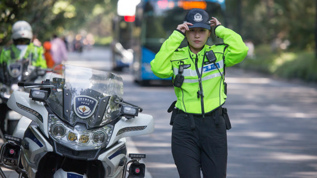 西湖边最美女交警 黄金周一天被问上百次这个问题