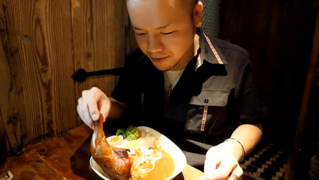 日本大胃王,吃咖喱饭,配上烟熏大鸡腿,吃得真馋人