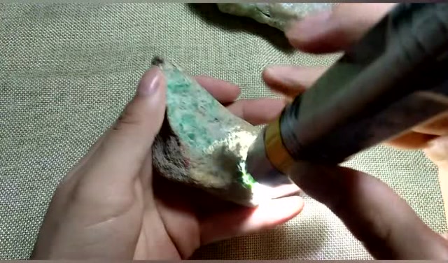 赌石现场:木那一块不起眼的翡翠原石,去皮后因一抹绿而惊艳众人