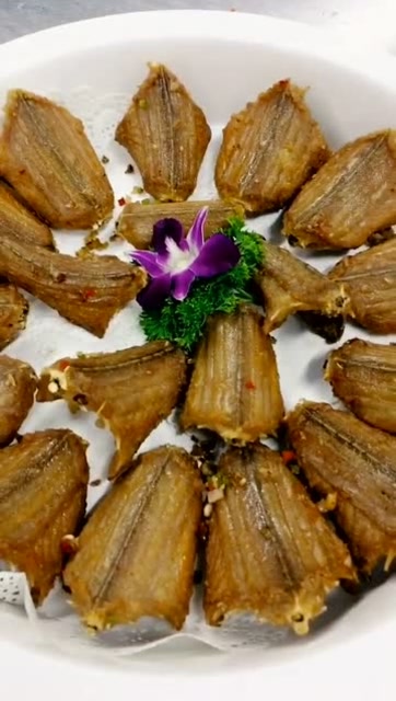 油炸蛇肉,很多人都不敢吃