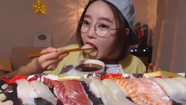 美女吃大口吃美味三文鱼寿司,一口就能吃掉一个