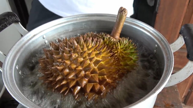 印度小哥试吃油炸榴莲,网友:隔着屏幕捂住了鼻子!