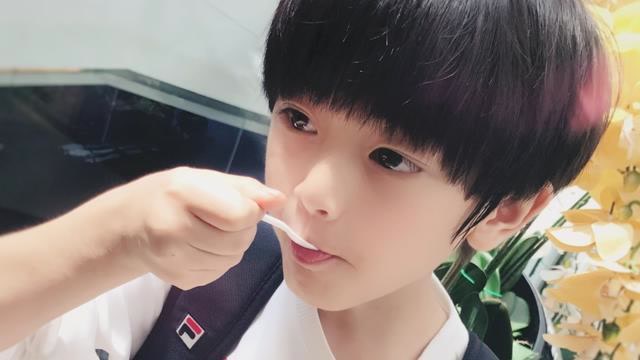 《爸爸4》的萌娃"李亦航"长大了!近照简直就像漫画里的王子!