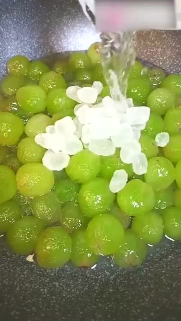 冰糖葡萄,咳嗽的人吃一勺舒服的很,赶紧做一瓶放冰箱备用吧!