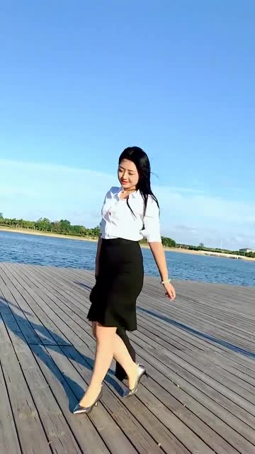 屯屯姑娘穿一袭职业装走秀气场丝毫不输专业模特