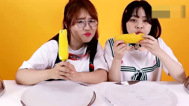 小伶玩具吃东西