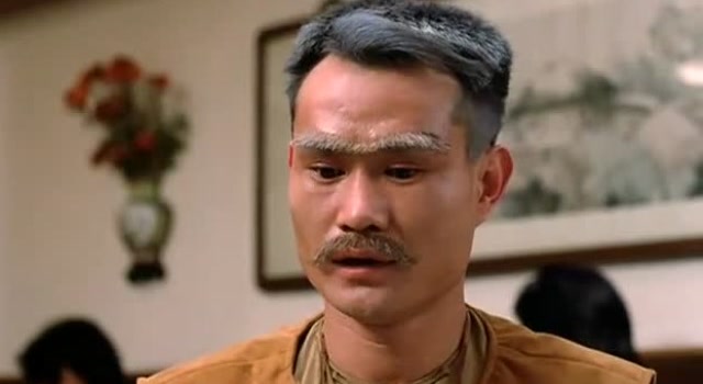 任老爷告诉英叔,曾经有人告诫他20年后,一定要迁祖坟