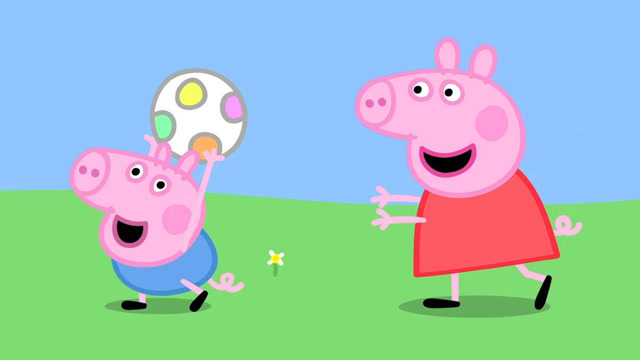 小猪佩奇在花园里玩足球,佩奇喜欢追着乔治去拿他头顶的足球