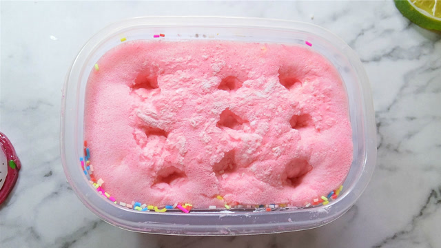 夏沫上次做的无硼砂冰山泥晾好啦,戳起来好解压哦!还能重复玩