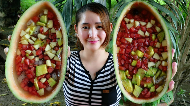 柬埔寨女子做美食,弄来新鲜的水果,放进西瓜里,做成果冻,太会吃了