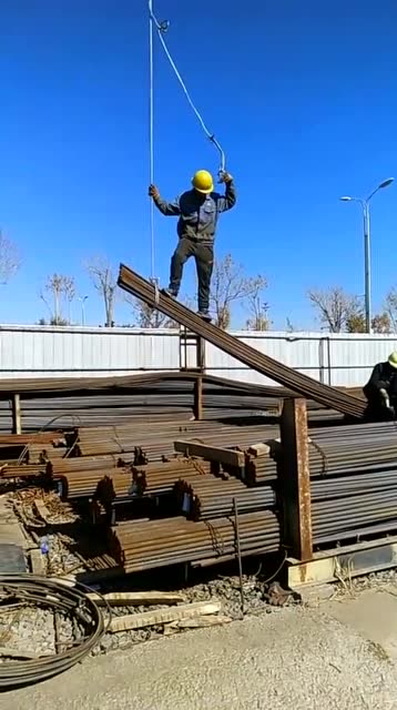 大哥你真调皮了,这是吊钢筋呢不是荡秋千,注意安全好吗?