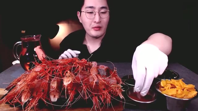 韩国帅哥吃昂贵独岛虾,脆又鲜美,一口下去味道好极了