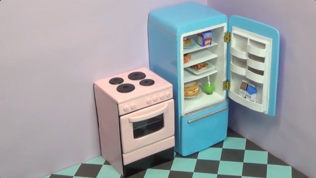 手工达人给芭比娃娃做了一个超精致的迷你冰箱你也可以做到
