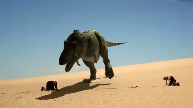 美女被食肉恐龙追,幕后男子嫌不够精彩又放入两只恐龙