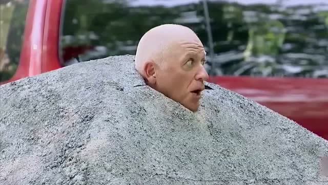 爆笑恶搞:歪果仁真会玩,路人现场操作泥车