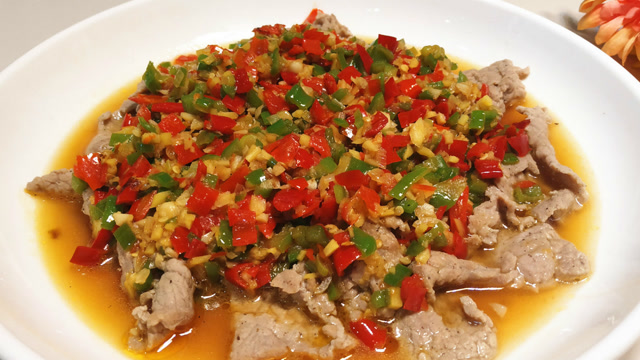 大厨教你做"剁椒牛肉",牛肉好吃滑嫩,微辣爽口,好吃好做