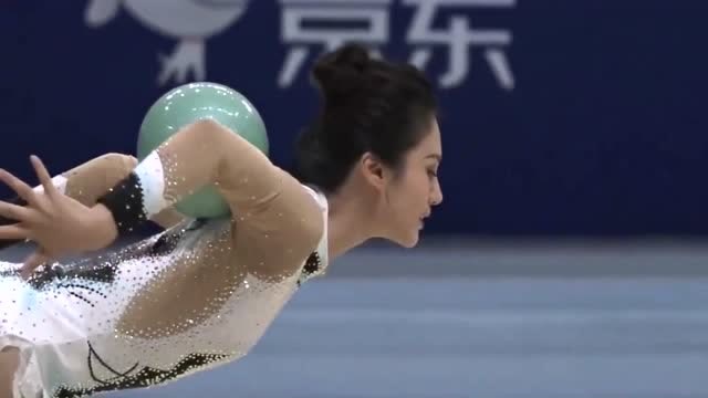 超新星全运会:安悦溪表演艺术体操从容优雅,得到指导老师的肯定!