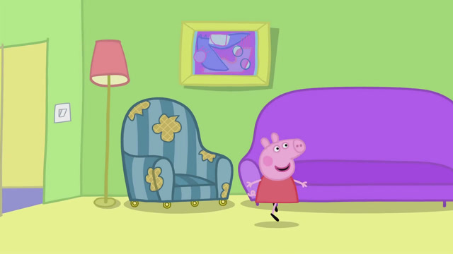 佩奇蹦蹦跳跳地在客厅里寻找着能够义卖的物品,佩奇开心地笑着