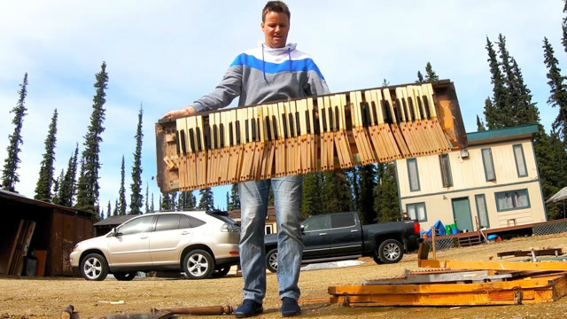 钢琴是最难学的乐器?国外父子用起重机暴力拆,网友:音乐家不好当