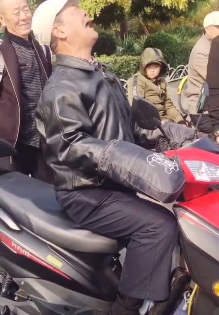 网红大爷王金锁,路边深情演唱《山里的思念》,旁边小朋友直接看懵!