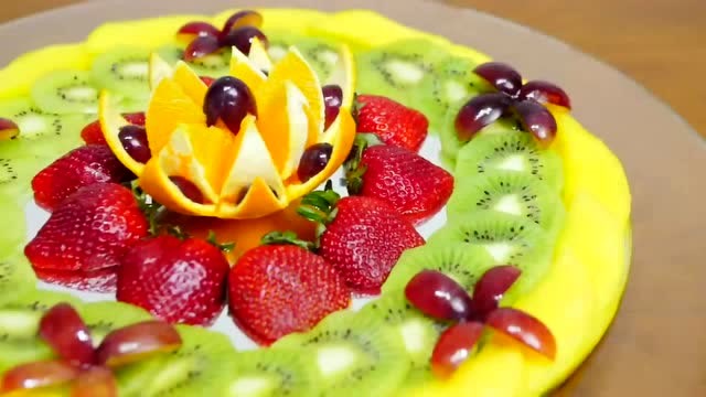 柠檬和草莓搭配,加上猕猴桃的点缀,出现一盘诱人的水果拼盘