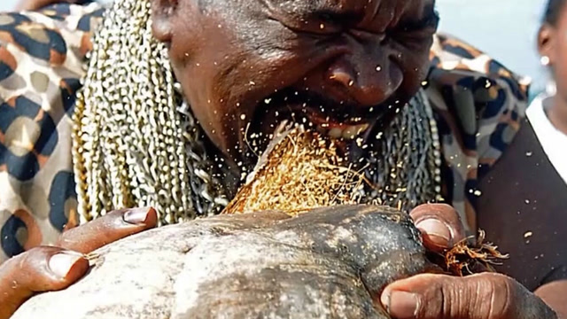 世界第一"铁牙",1分钟能咬开100个椰子?网友:不会真是铁做的吧