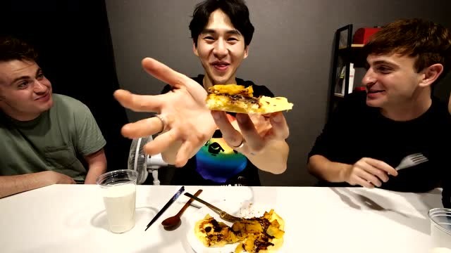 韩国吃播大胃王奔驰小哥banzz吃酱油炒饭,海鲜汤煮饺子和芝士馅饼