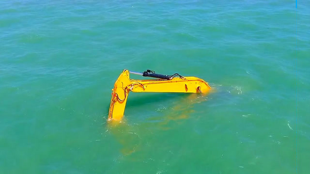 挖掘机怎么跑到海里的还能在水下工作,不敢相信