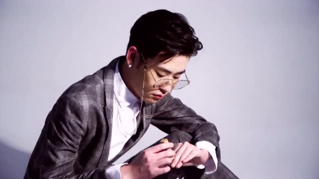 福利来了,二爷张云雷的写真合辑,戴眼镜的样子真的撩到我了!