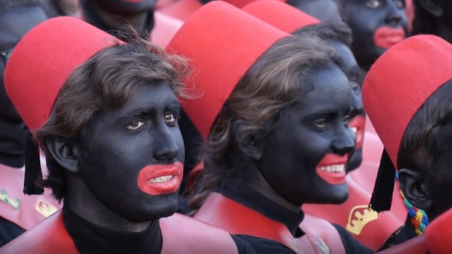 西班牙"三王节"装扮太搞笑,一身漆黑红嘴唇,像被泼了墨汁!