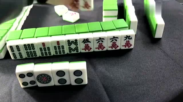 麻将:小伙子看到六条其实心里很激动,手气太差不然早转手自摸了