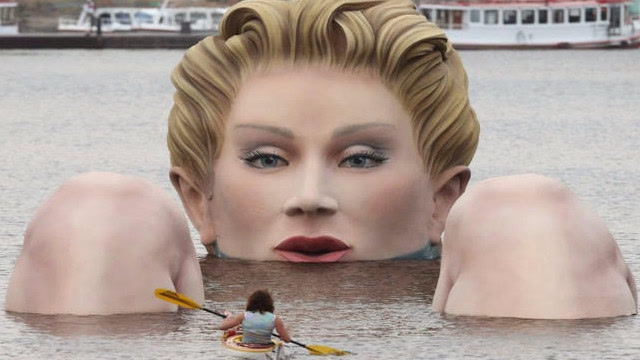 巨人族美女沐浴?这想法太有创意了!