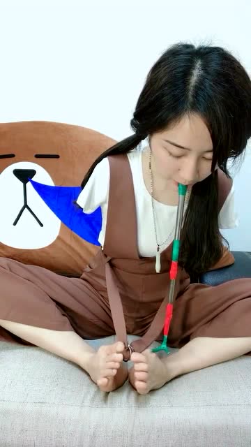 性格活泼的"无臂女",无臂也可以系带子,网友:感动!