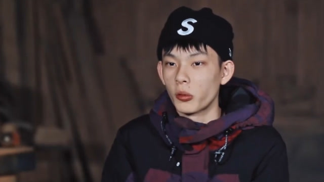 倔强男孩不忍生活枯燥准备徒步回家?年轻气盛的表现