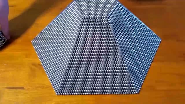 小伙用5万个巴克球搭起一个微型金字塔,成品出来的一刻被惊艳到了