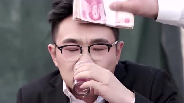 煎饼侠:大鹏接白事私活,忍辱喝酒赚心酸钱!