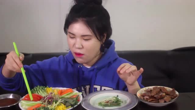 小姐姐吃越南春卷,包上各种蔬菜,真好吃!