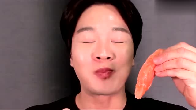 在三文鱼上抹点芥末,一咬一大口,小伙的吃相可真搞笑