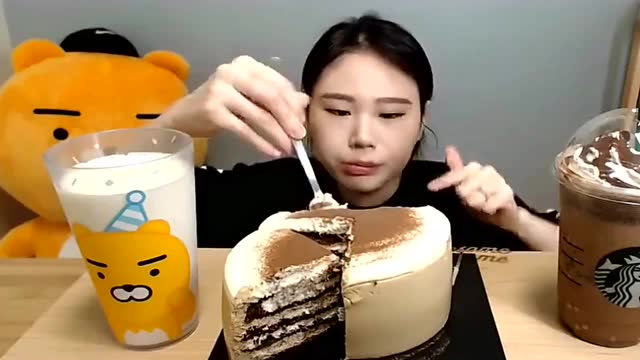 韩国大胃王吃巧克力蛋糕,搭配两杯甜品,够味!