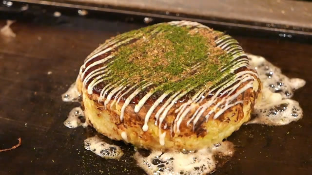 看看日本铁板烧大厨,怎么做御好烧和海鲜煎饼,香气扑鼻真馋人