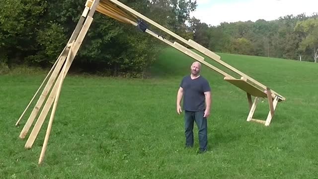 老外制作的巨型投石机,见识一下古代武器的强大威力!